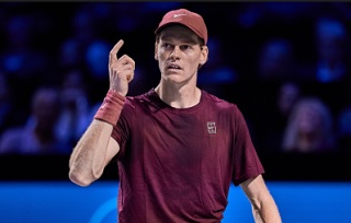 How does Jannik Sinner handle pressure during matches?