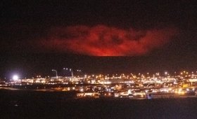 Видео: извержение вулкана в Исландии окрасило небо в красные тона